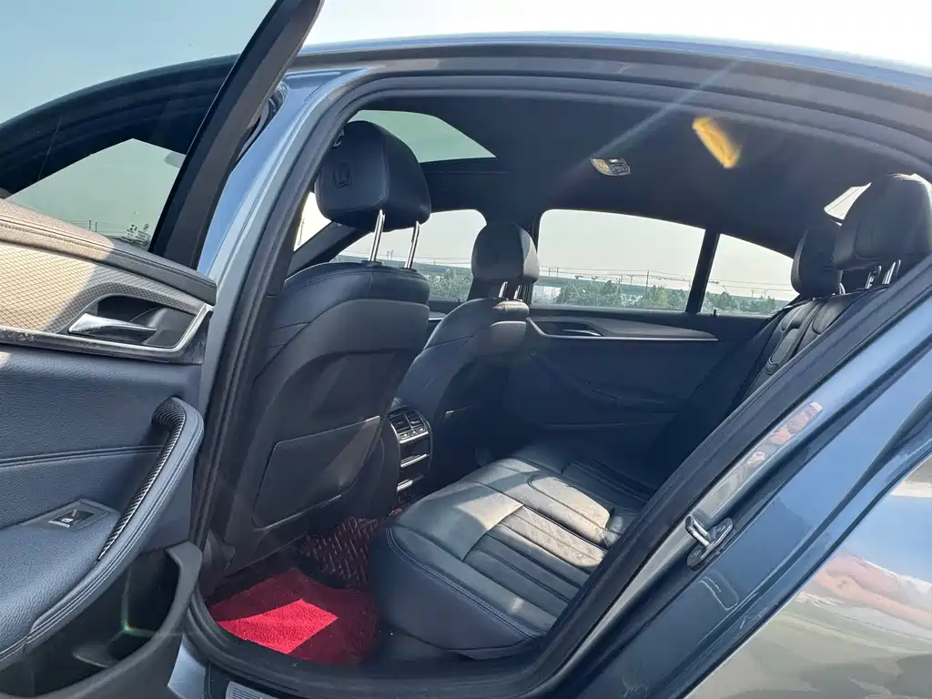 BMW 5 Series 2019 — фото 11
