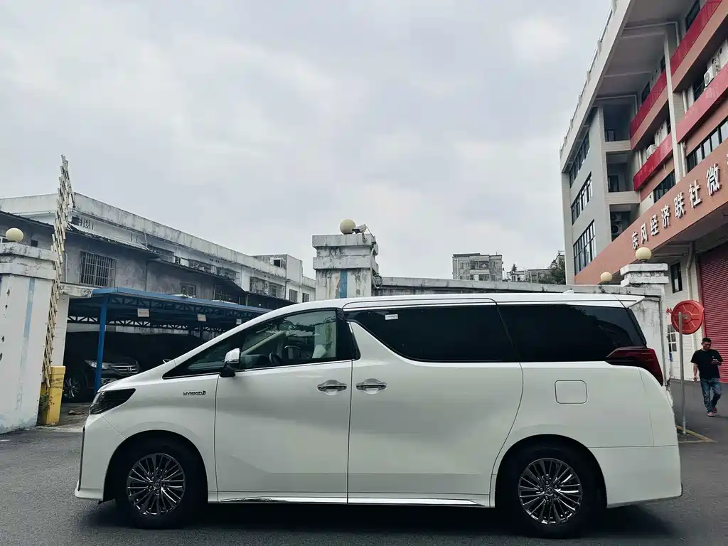 Toyota Alphard 2023 — фото 4