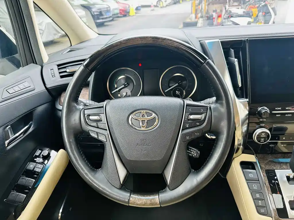 Toyota Alphard 2023 — фото 20
