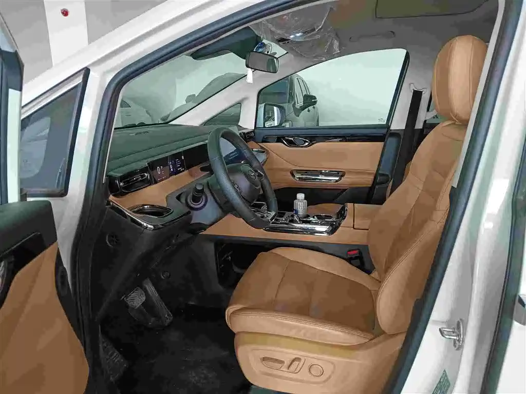 GAC Motor E8 Hybrid 2025 — фото 8