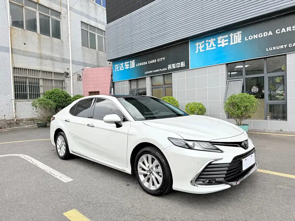 Toyota Camry 2023 — фото 3