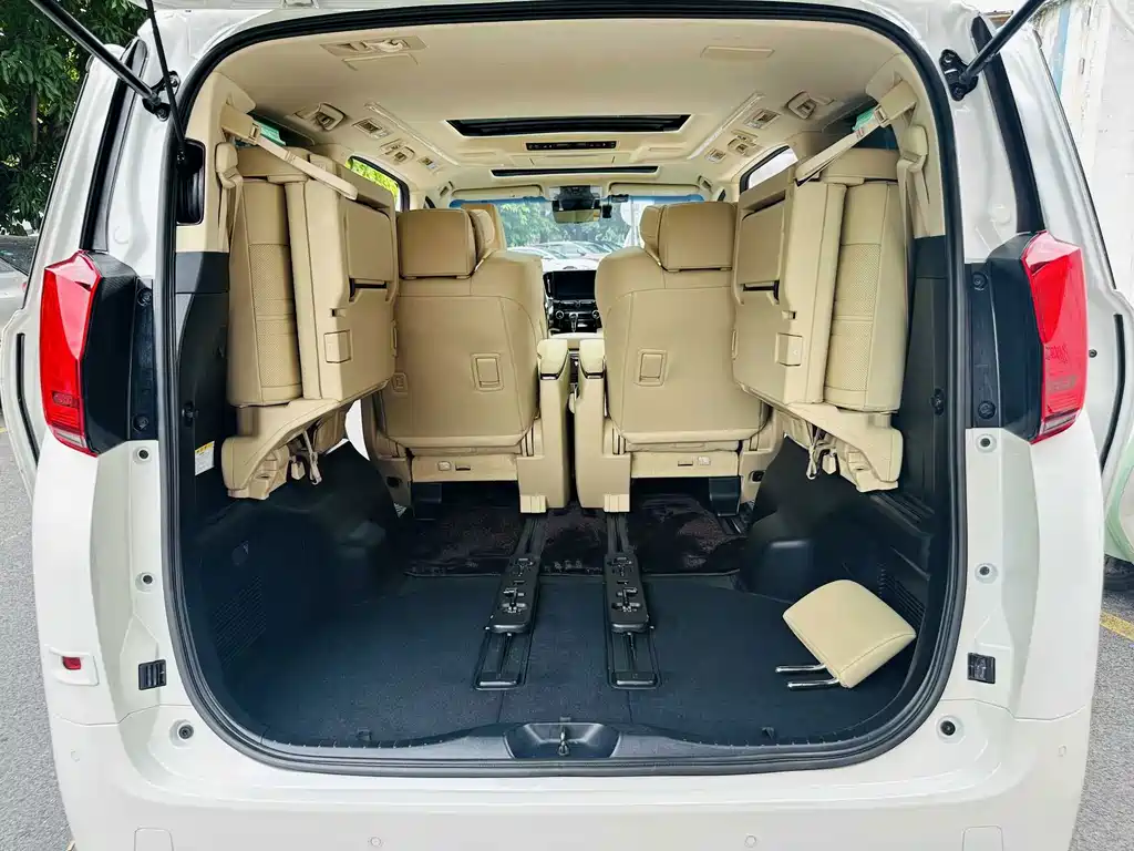 Toyota Alphard 2023 — фото 27