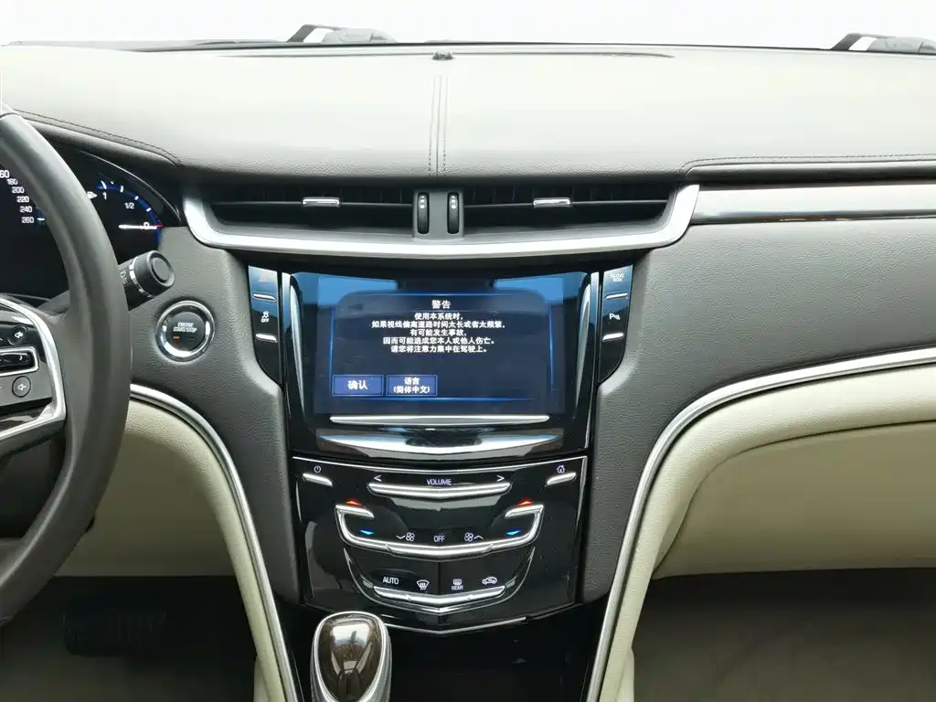 Cadillac XTS 2016 — фото 12