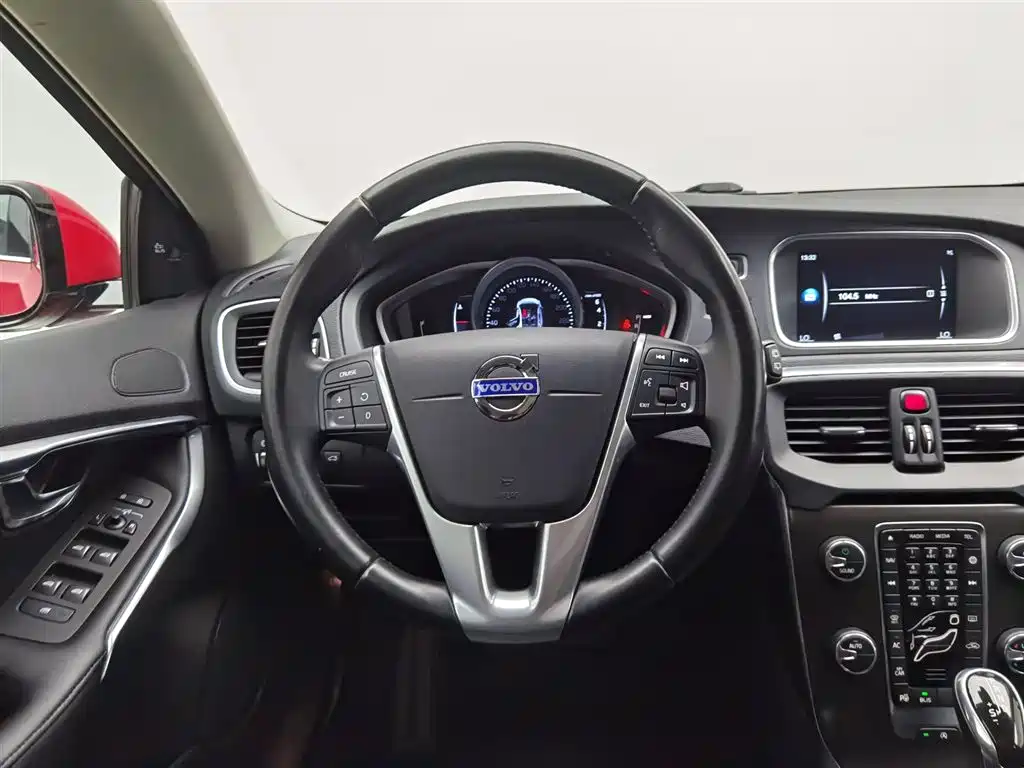 Volvo V40 2015 — фото 11