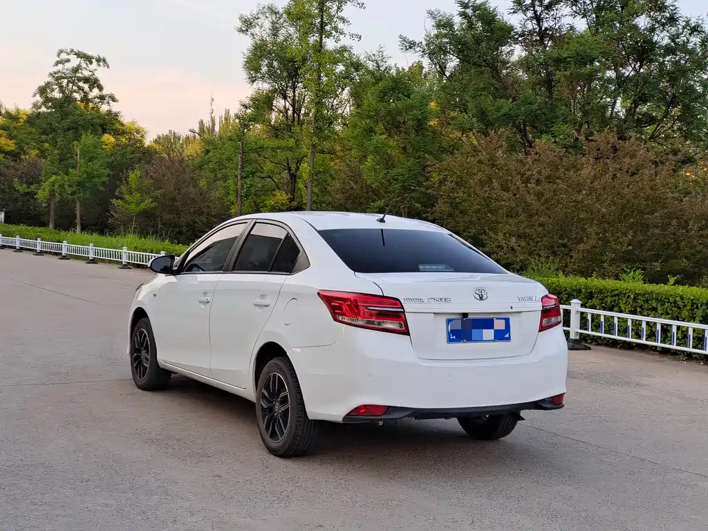 Toyota Yaris L 2019 — фото 10