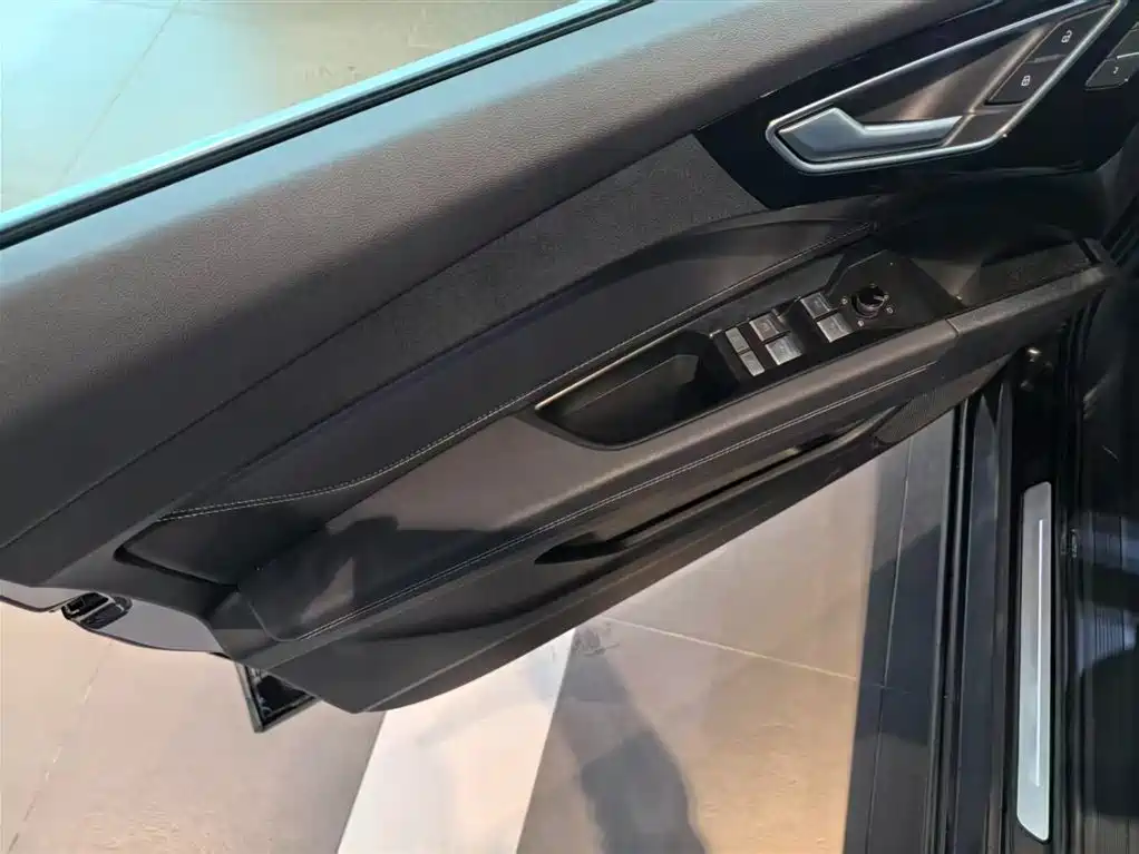 Audi Q4 e-tron 2025 — фото 9