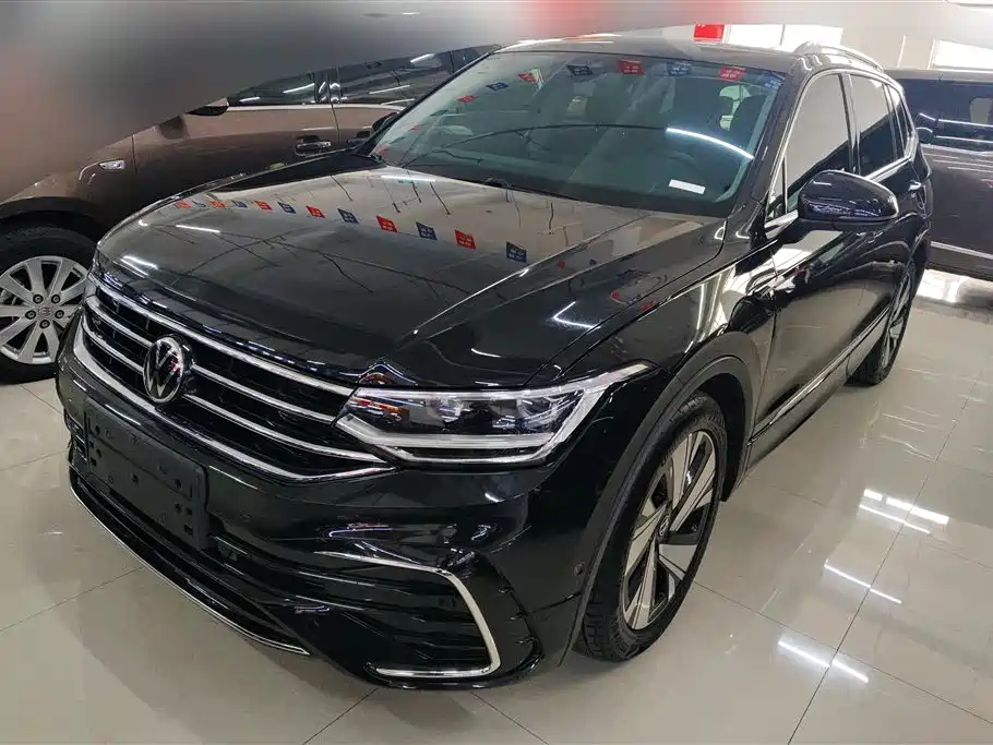 Volkswagen Tiguan L 2023 — фото 1