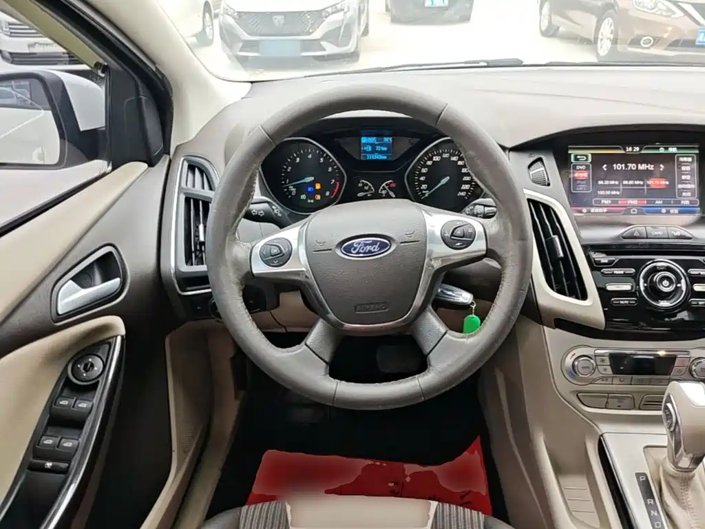 Ford Focus 2014 — фото 11