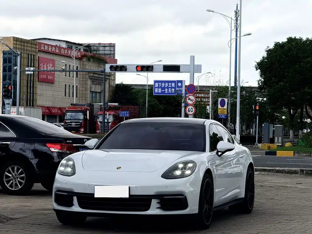 Porsche Panamera 2019 — фото 1