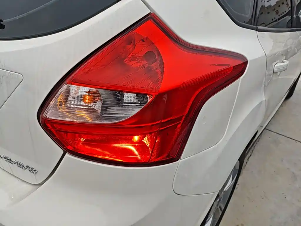 Ford Focus 2014 — фото 8