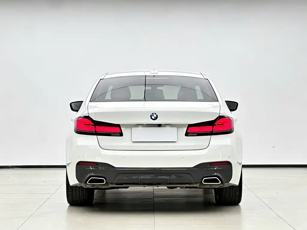BMW 5 Series 2022 — фото 16