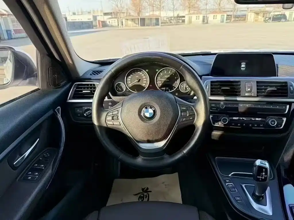 BMW 3 Series 2018 — фото 9
