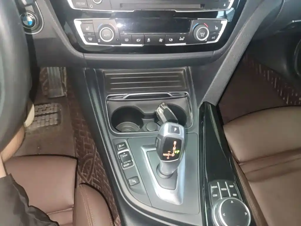 BMW 3 Series 2019 — фото 14