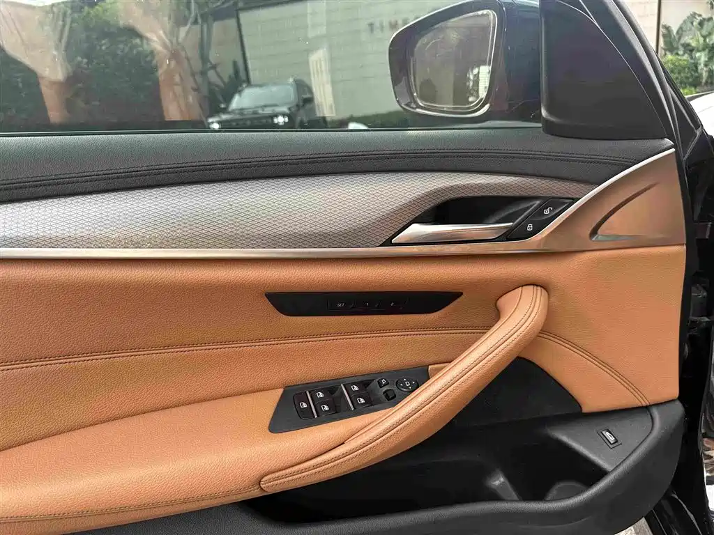 BMW 5 Series 2018 — фото 17