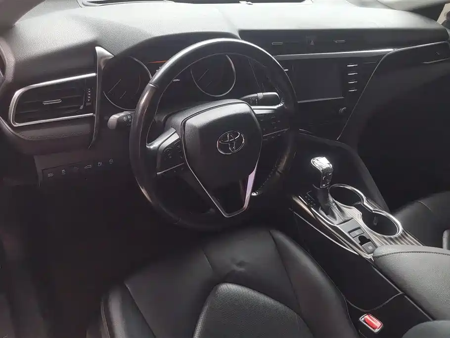 Toyota Camry 2018 — фото 12