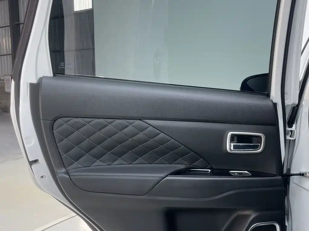 Mitsubishi Outlander 2023 — фото 12