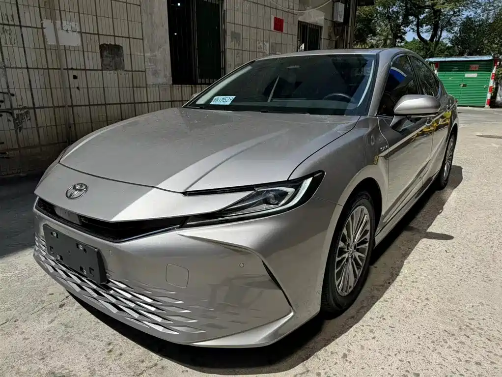 Toyota Camry 2025 — фото 1