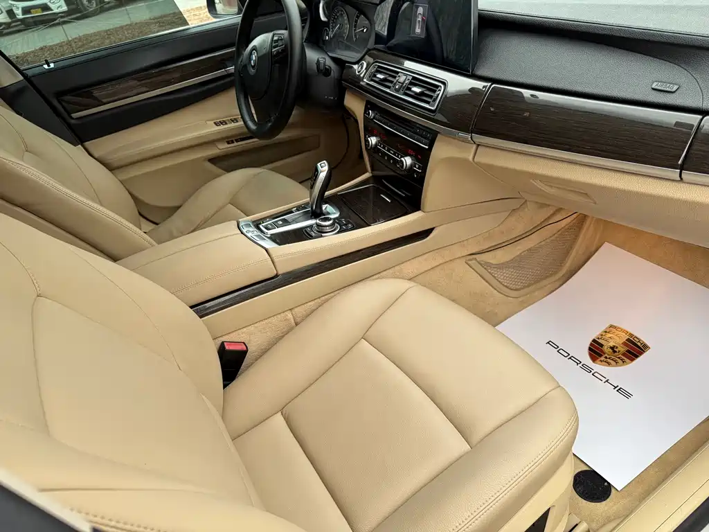 BMW 7 Series 2011 — фото 11