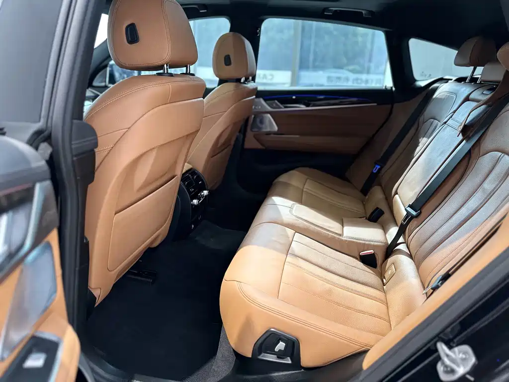 BMW 6 Series GT 2024 — фото 17