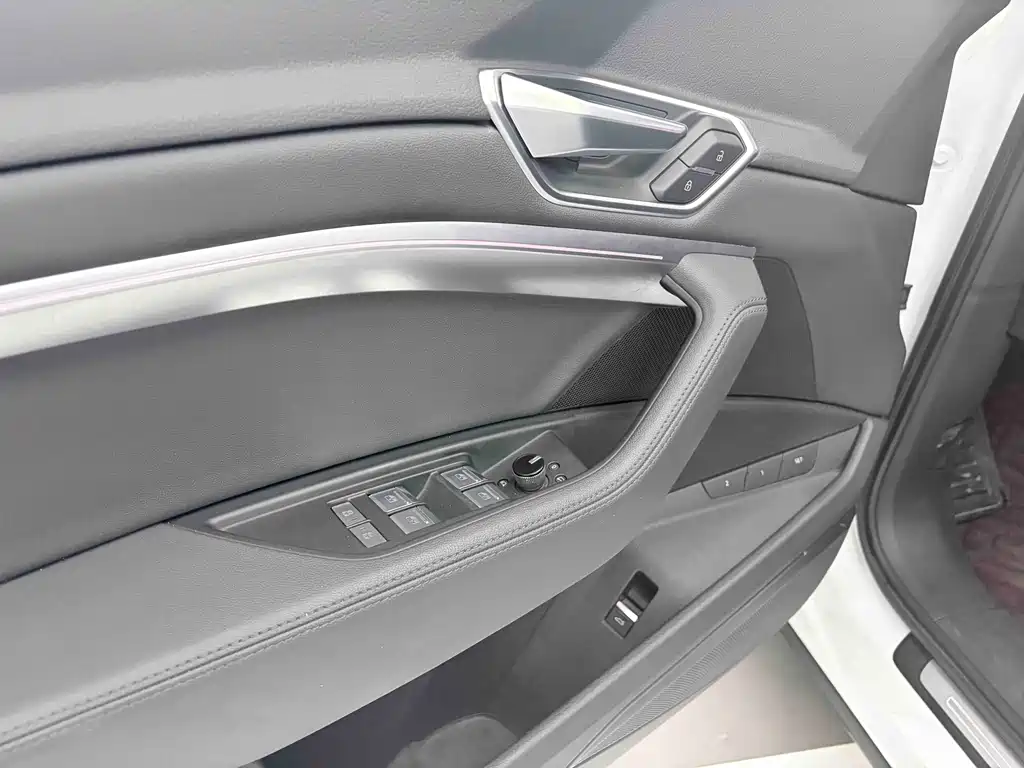 Audi e-tron 2021 — фото 12