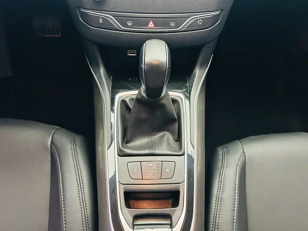 Peugeot 408 2016 — фото 17