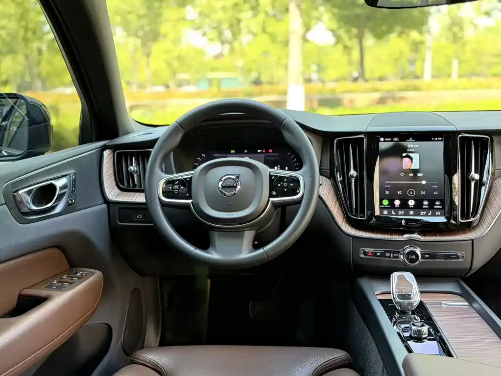 Volvo XC60 2022 — фото 11