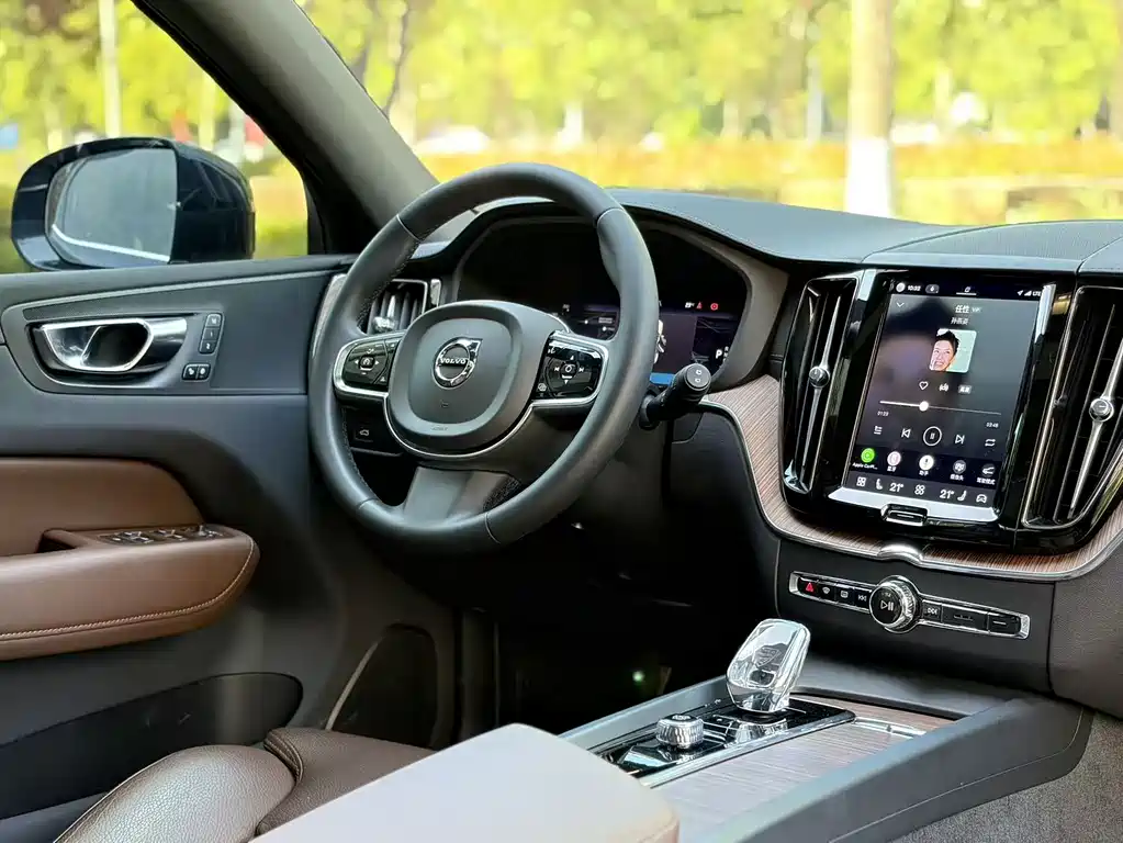 Volvo XC60 2022 — фото 14