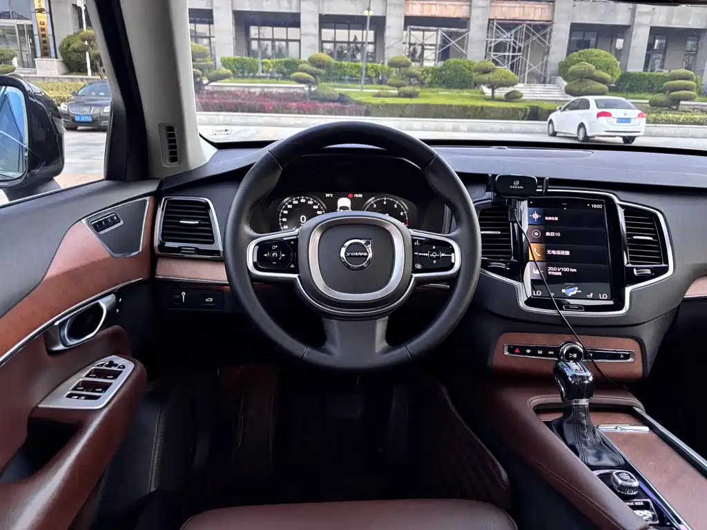 Volvo XC90 2019 — фото 18