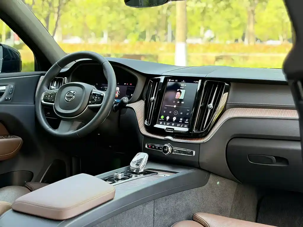 Volvo XC60 2022 — фото 15