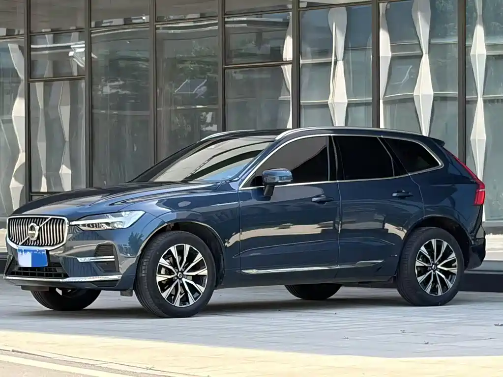 Volvo XC60 2022 — фото 1