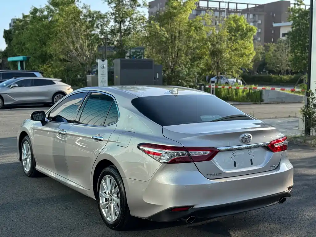 Toyota Camry 2023 — фото 4