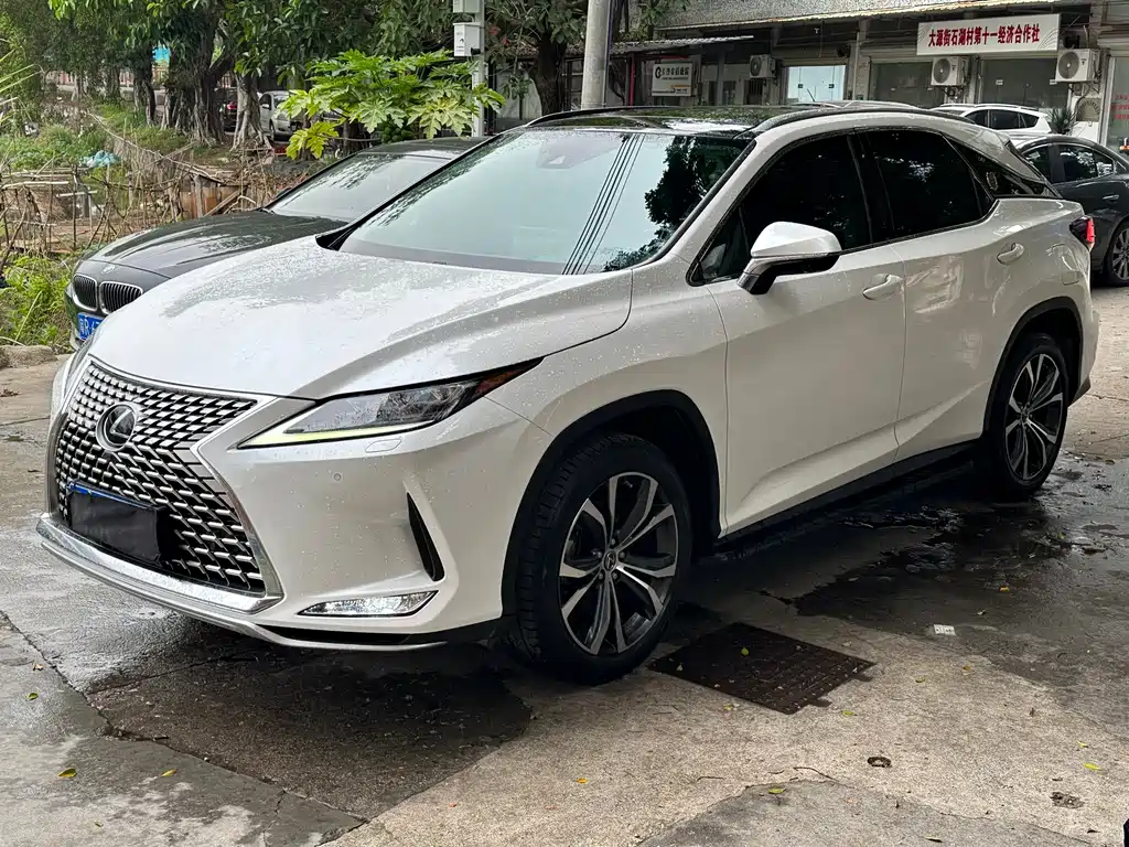 Lexus RX 2022 — фото 1