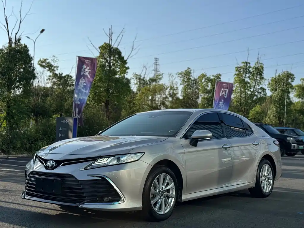 Toyota Camry 2023 — фото 1