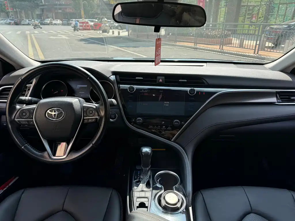 Toyota Camry 2019 — фото 7