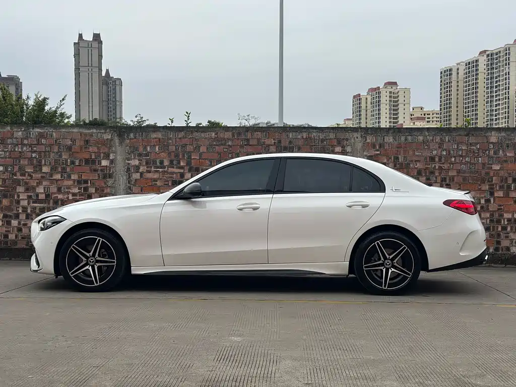 Mercedes-Benz C-Class 2023 — фото 3