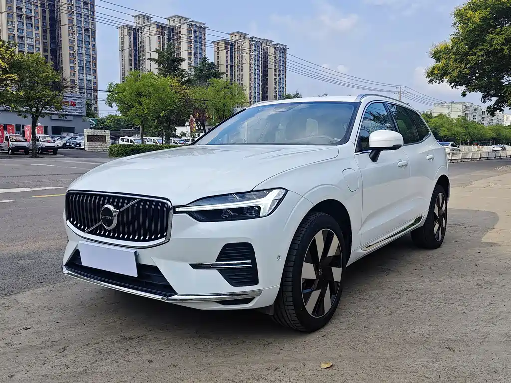 Volvo XC60 Plug-In Hybrid 2024 — фото 1