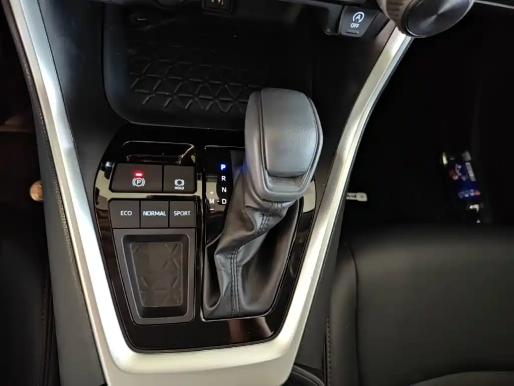 Toyota RAV4 2025 — фото 10