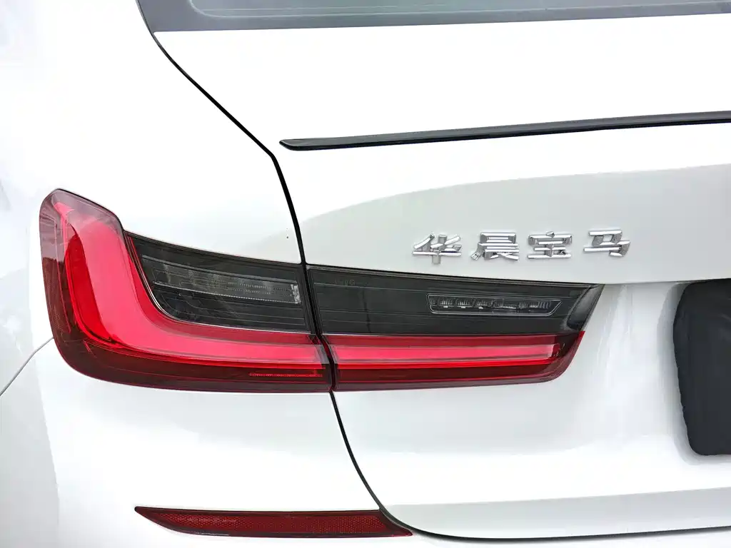 BMW 3 Series 2019 — фото 14