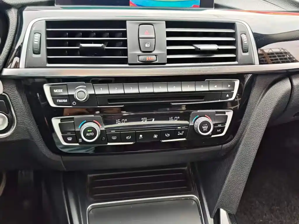 BMW 3 Series 2018 — фото 11