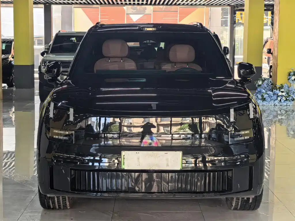 Lynk & Co 900 2025