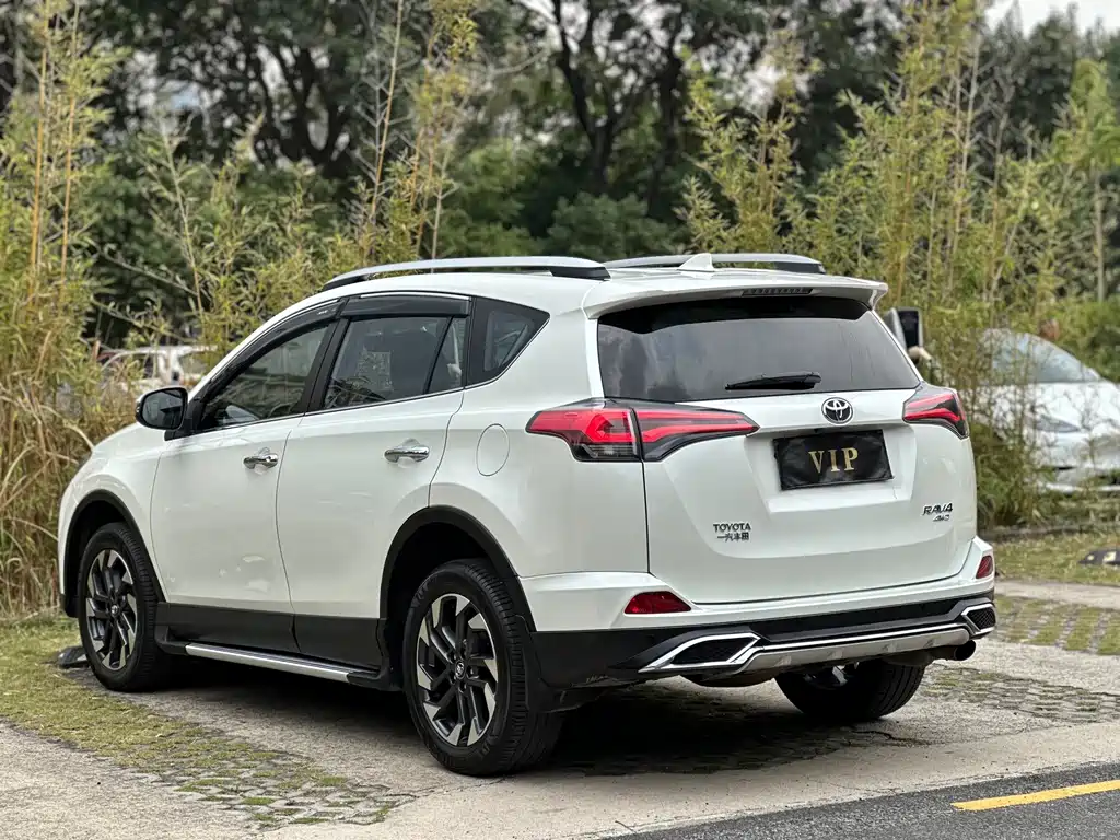 Toyota RAV4 2017 — фото 12