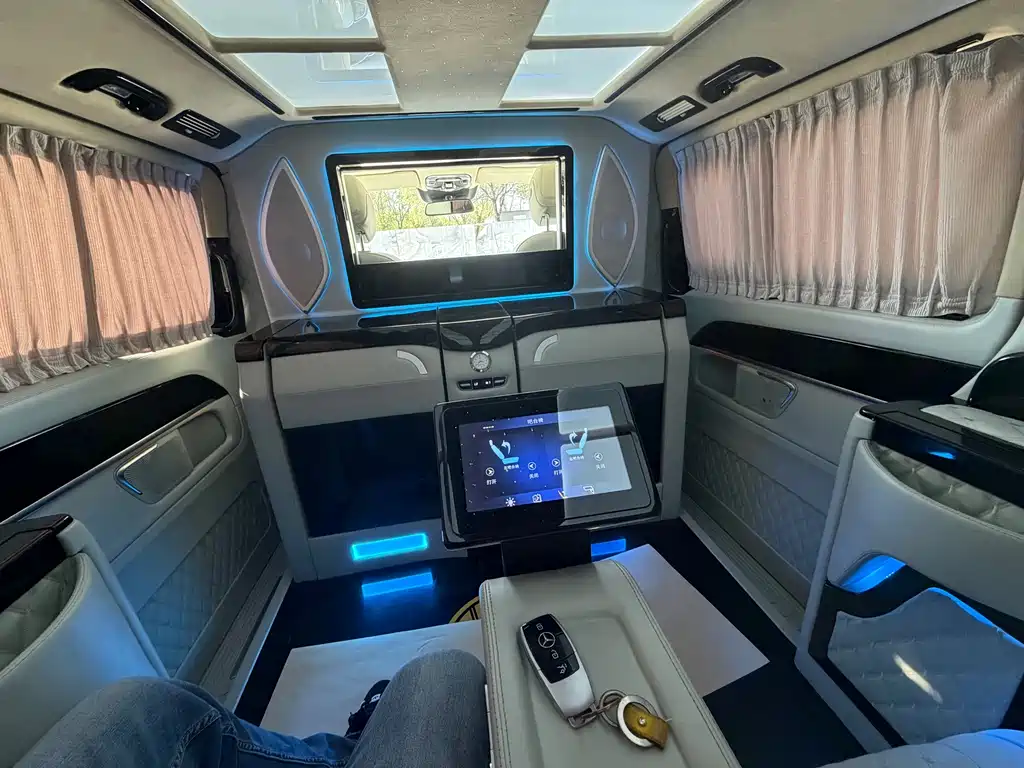 Mercedes-Benz V-Class 2018 — фото 25
