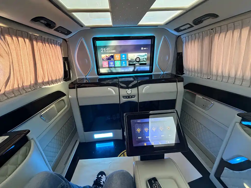Mercedes-Benz V-Class 2018 — фото 26