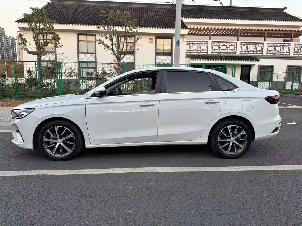 Geely Emgrand 2023