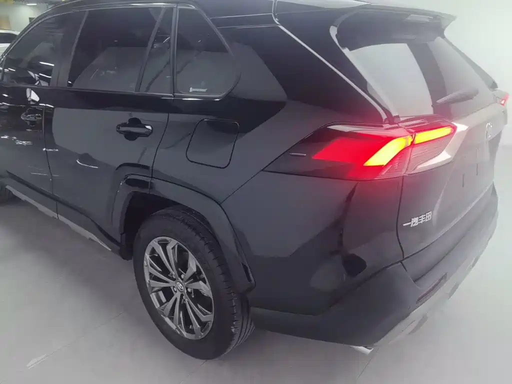 Toyota RAV4 2025 — фото 23