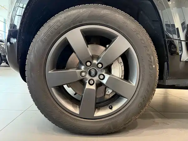 Land Rover Defender 2024