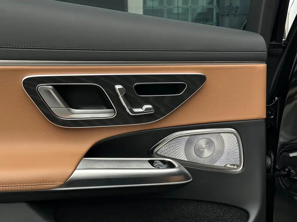Mercedes-Benz E-Class 2025 — фото 12
