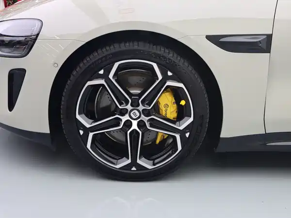 Xiaomi SU7 2024
