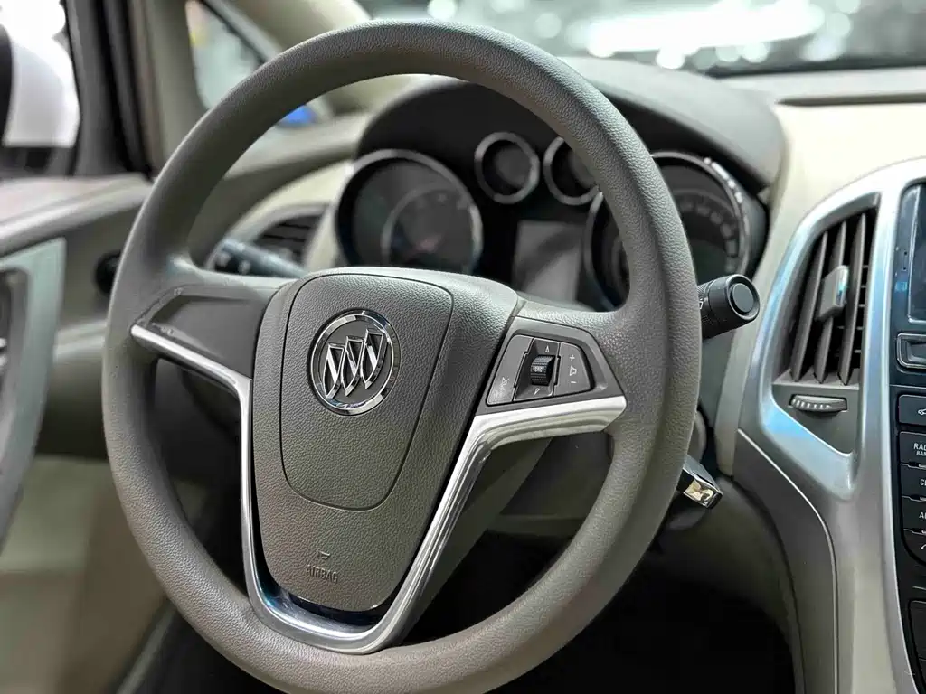 Buick Excelle 2013 — фото 11