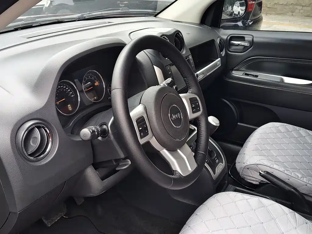 Jeep Compass 2013 — фото 8